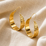Elegante Engraved Aro Pendientes