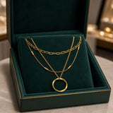 Clásico Three Row Dorado Collar