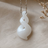 Carved Swirl Jade Colgante