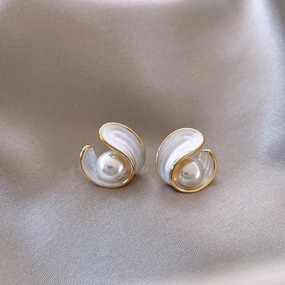 Pendientes Elegantes de Ópalo Blanco con Perla en Oro