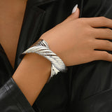 Bold Twisted Line Dorado Blanco Matte Brazalete