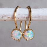 Atemporal Dorado Plated White Ópalo Pendientes