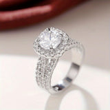 Cushion Halo Pavé Statement Anillo