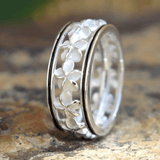 Vintage White Floral Anillo in Plateado