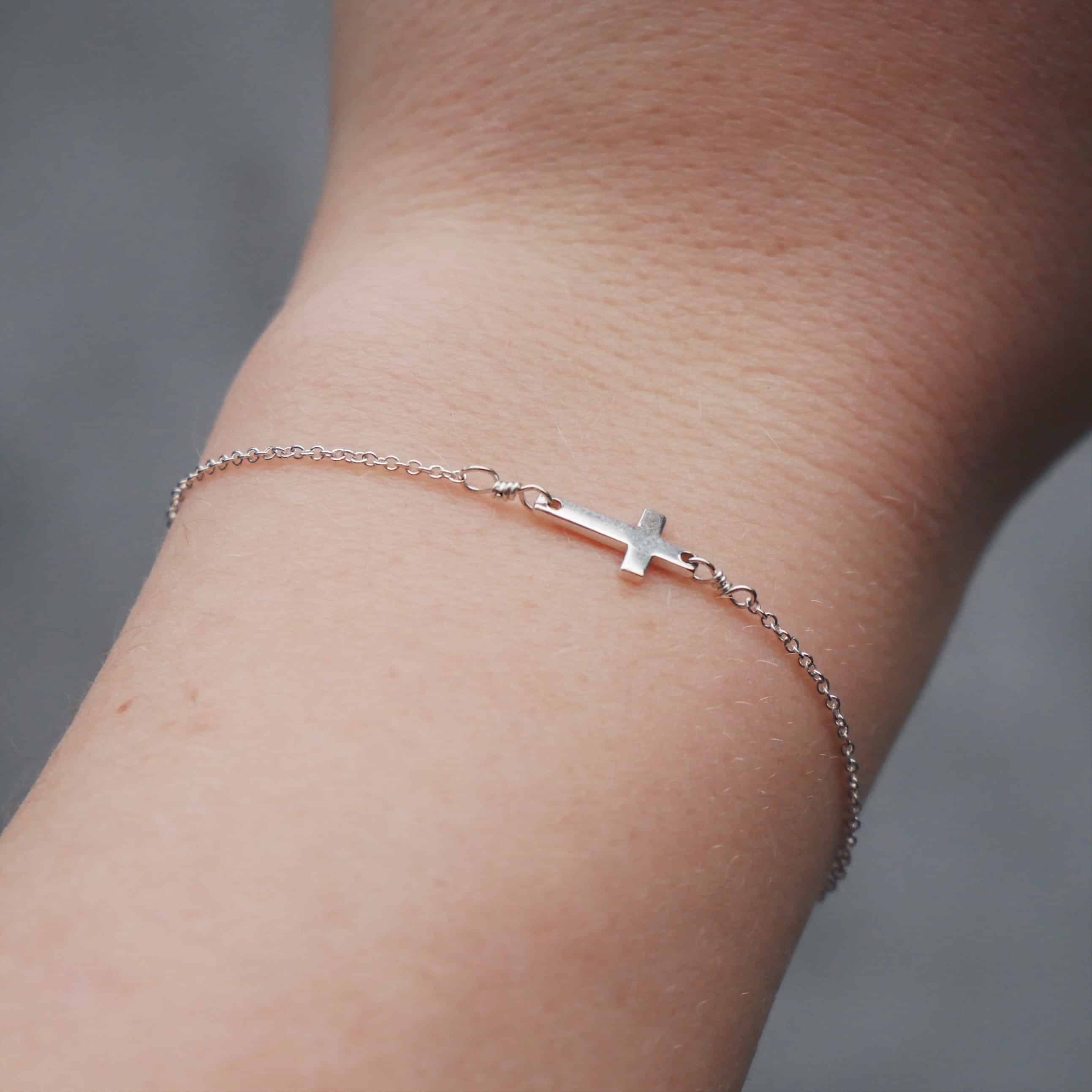 Minimalista Cruz Cadena Pulsera
