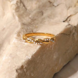 Dainty Dorado Twisted Perla Stacking Anillo
