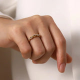 Dainty Dorado Twisted Perla Stacking Anillo