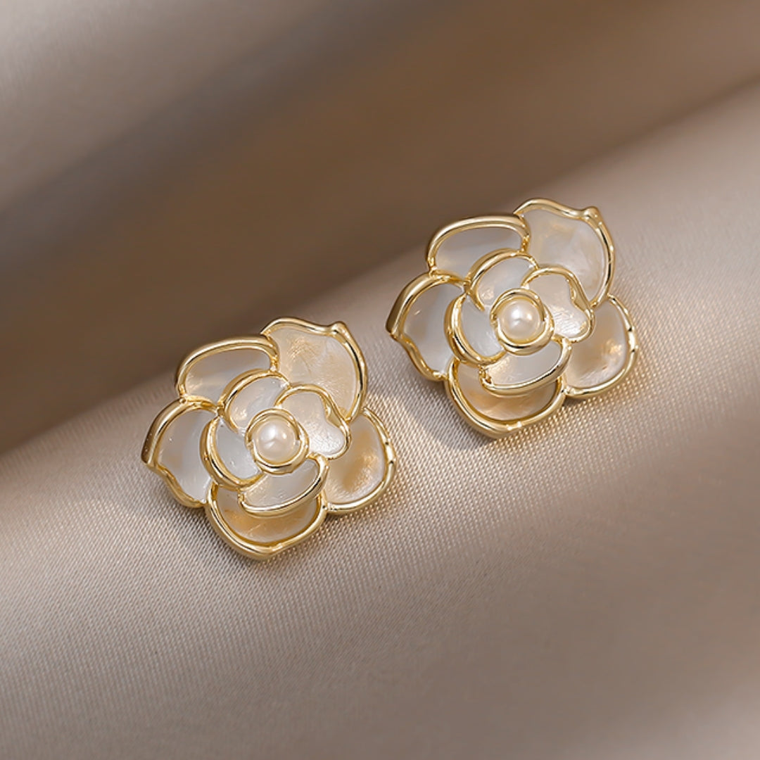 Pendientes Flor Blanca con Perlas Elegantes