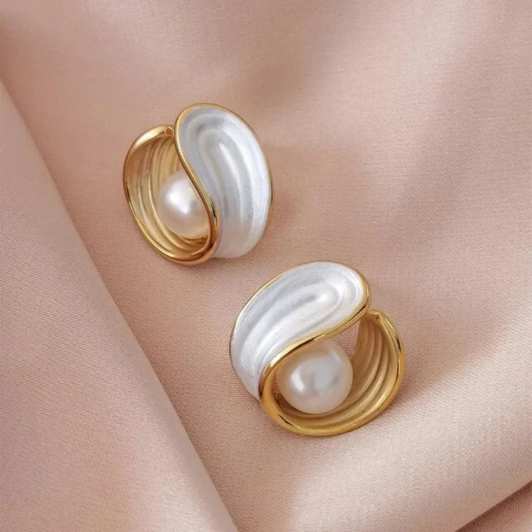 Pendientes Elegantes de Ópalo Blanco con Perla en Oro