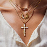 Radiante Dorado Cruz Collar