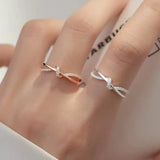 Clásico Cruz Knot Anillo