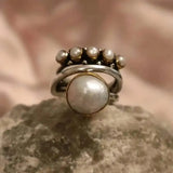 Clásico Plateado Orbit Perla Anillo