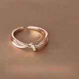 Clásico Cruz Knot Anillo