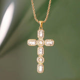 Radiante Dorado Cruz Collar