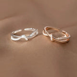 Clásico Cruz Knot Anillo
