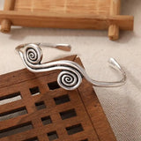 Clásico Plateado Double Spiral Brazalete