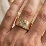 Elegante Golden Inlay Circonitas Hoja Anillo