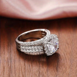Cushion Halo Pavé Statement Anillo