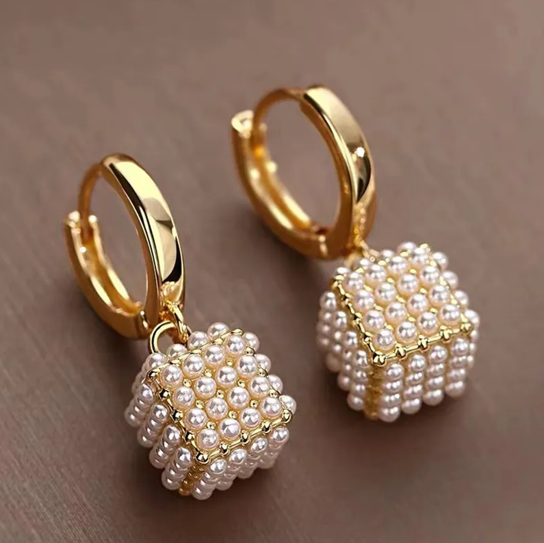 Elegantes Pendientes de Perlas Cúbicas