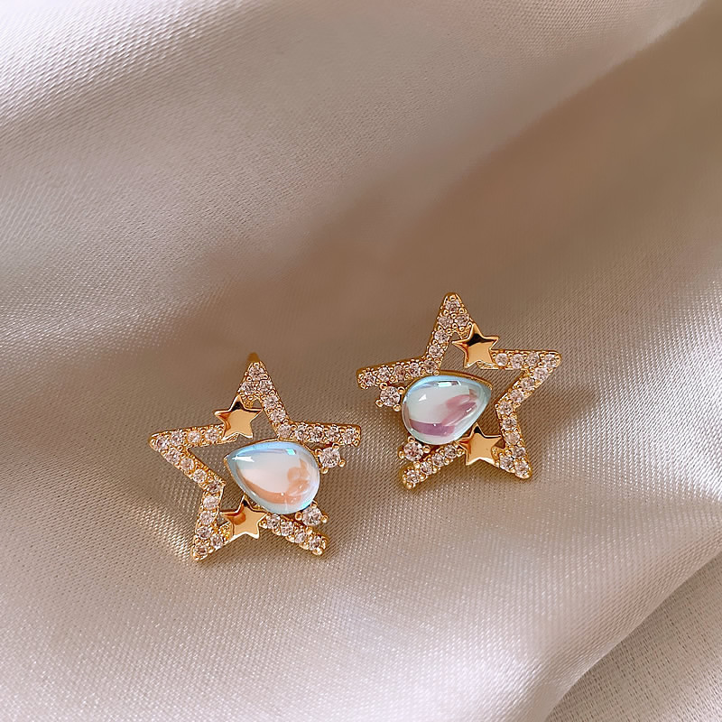 Elegantes Pendientes Estrella en Diamantes