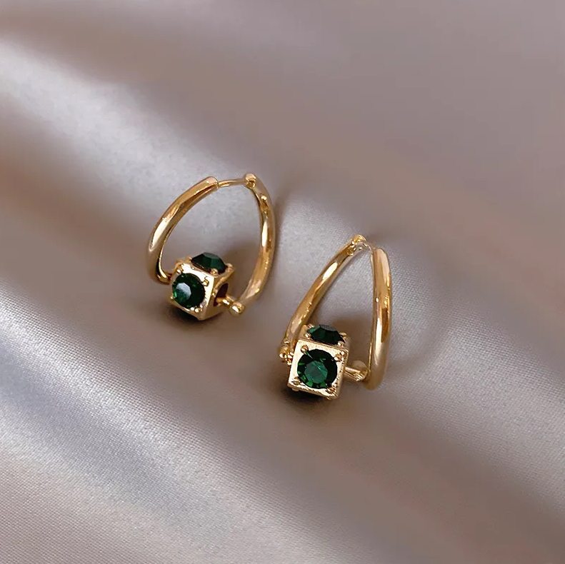 Elegantes Pendientes Verdes de Oro