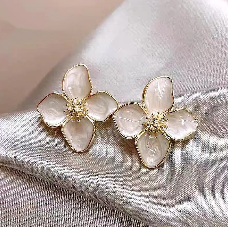 Pendientes Flor con Esmalte en Oro Elegante