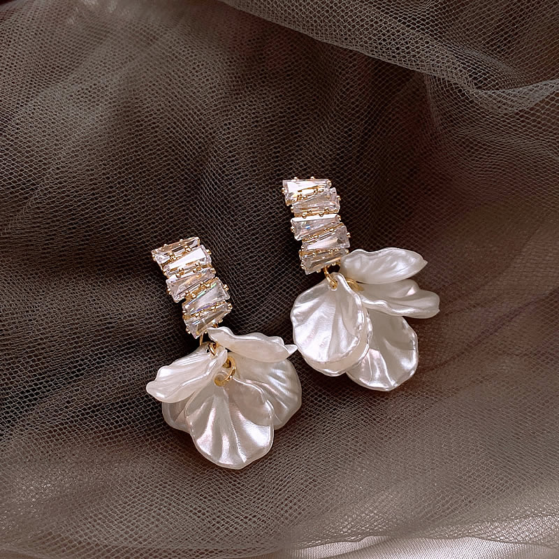 Elegantes Pendientes de Pétalos de Oro Blanco