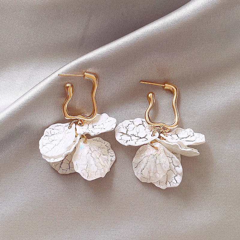 Elegantes Pendientes con Pétalos Blancos