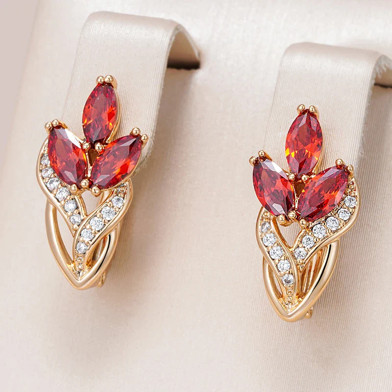 Pendientes de Flor de Circonio Rojo Elegante en Oro