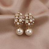 Elegante Flor Perla Pendientes