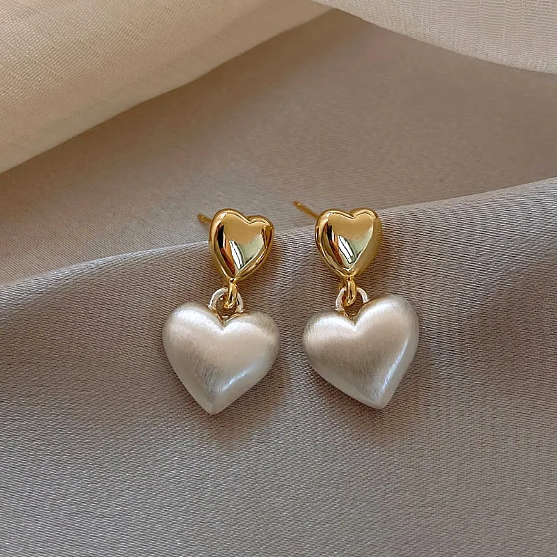 Elegantes Pendientes Corazón Perla Dorada