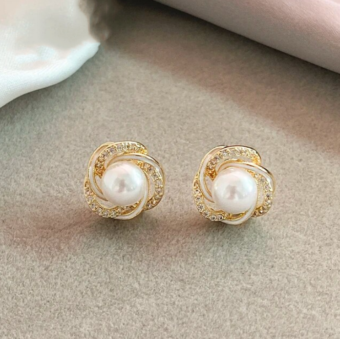 Elegantes Pendientes Espiral de Perlas con Circonitas Doradas