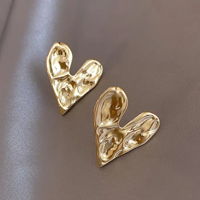 Elegantes Pendientes Corazón Dorado