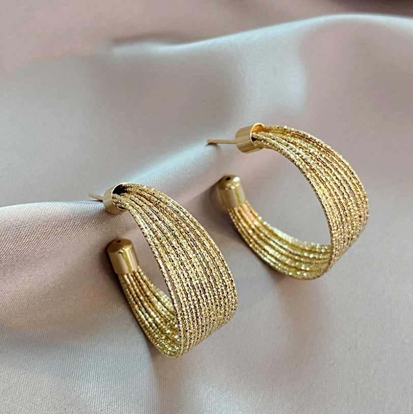 Elegantes Pendientes de Malla Dorados