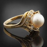 Elegante Anillo con Perla y Dorado