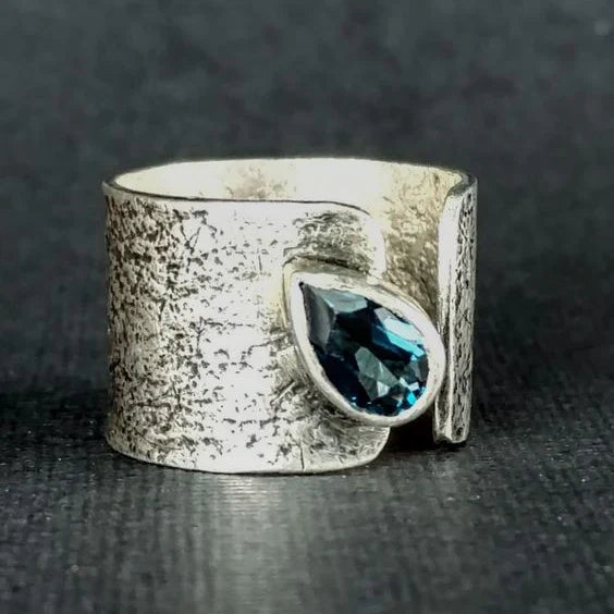 Anillo Gota de Cristal Azul Incrustada en Plata Vintage