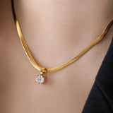 Golden Silhouette Colgante Collar