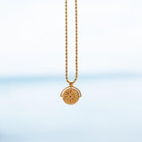 Sun Colgante Collar in Plateado or Dorado
